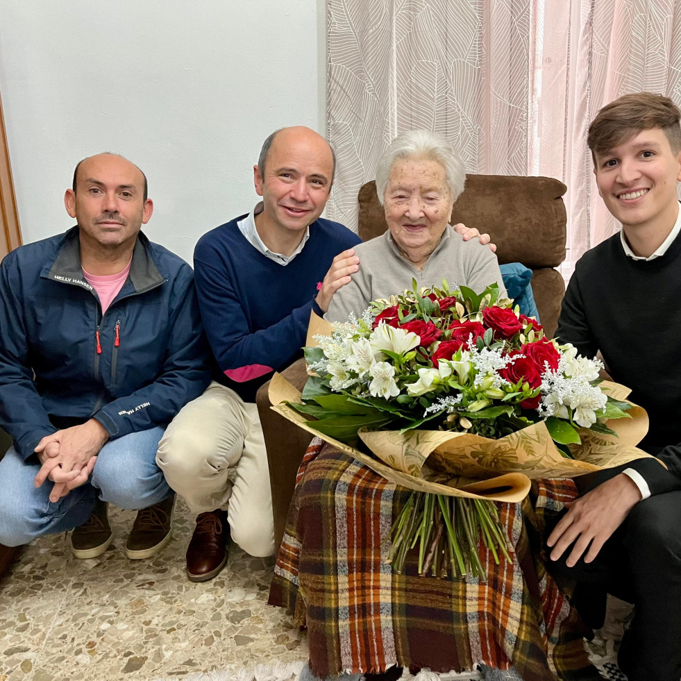 La aguiñense Paquita Lampón recibe la felicitación del gobierno local de Ribeira por sus 104 años