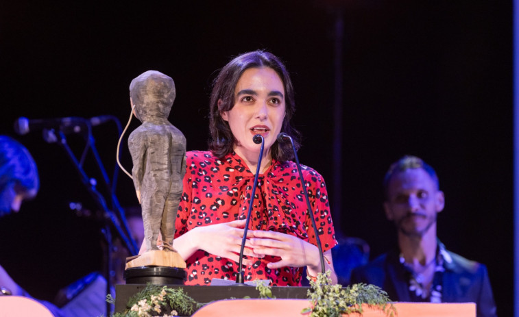 A cantante Gloria Pavía recibe o galardón de artista emerxente nos Premios Martín Códax