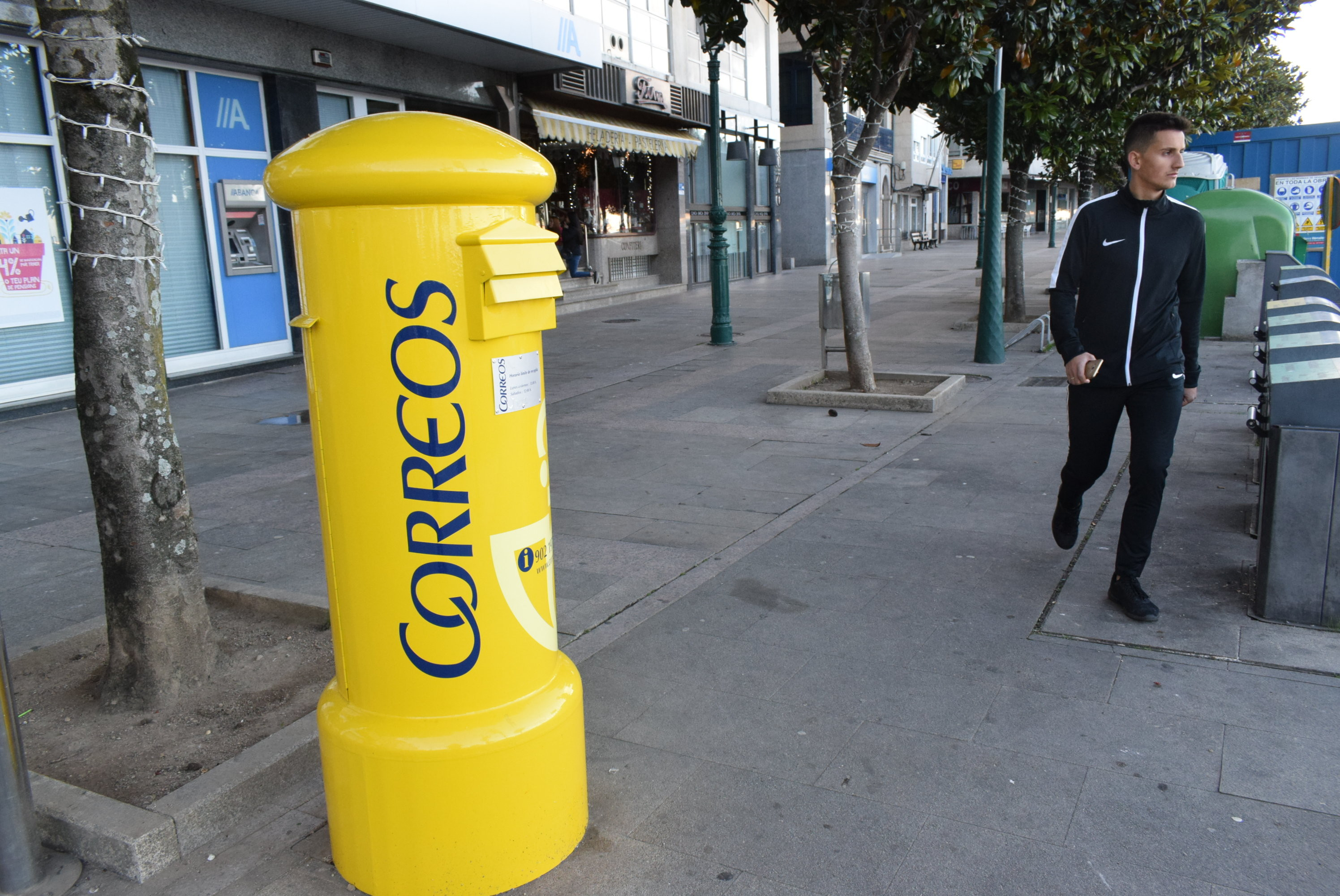 Buzones correos Barcelona. Frente a frente