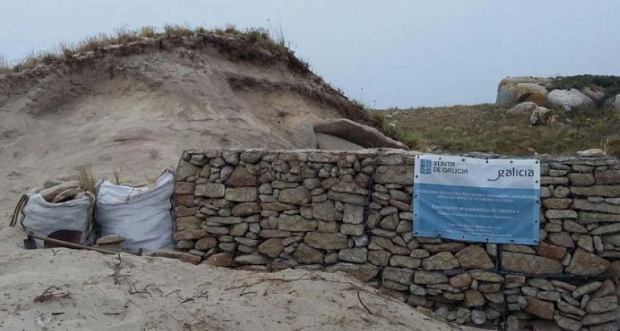Arranca la retirada de la duna y la excavación del dolmen de O Areoso