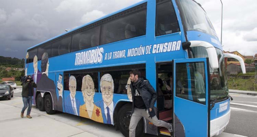 El Tramabús de Podemos aparca en el hospital de Vigo para denunciar la “corrupción legalizada”