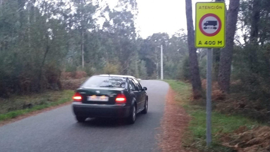 Los vecinos de San Martiño proponen que se instale control de gálibo para evitar que accedan tráilers