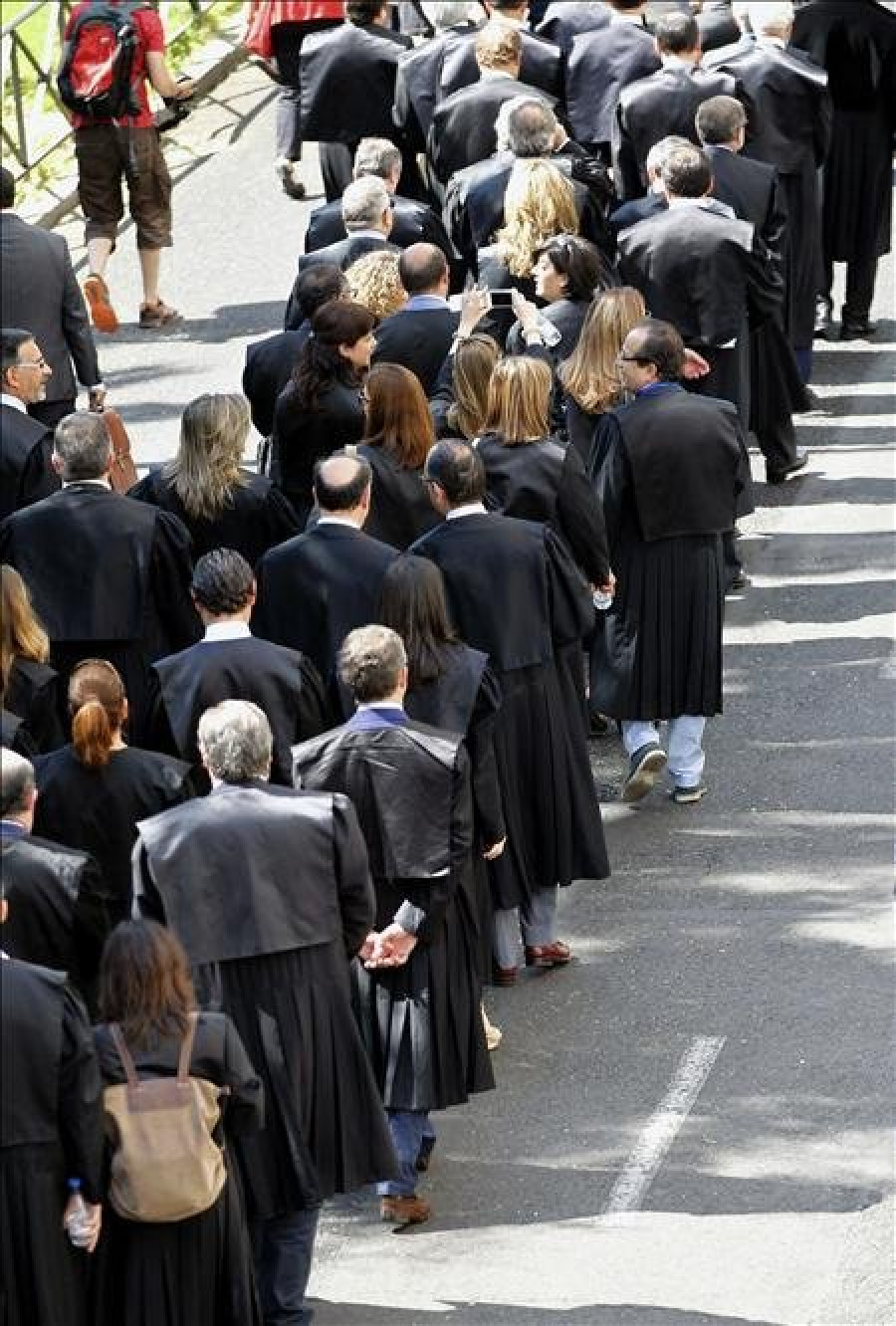 Un millar de abogados se manifiestan con toga contra la ley de justicia gratuita