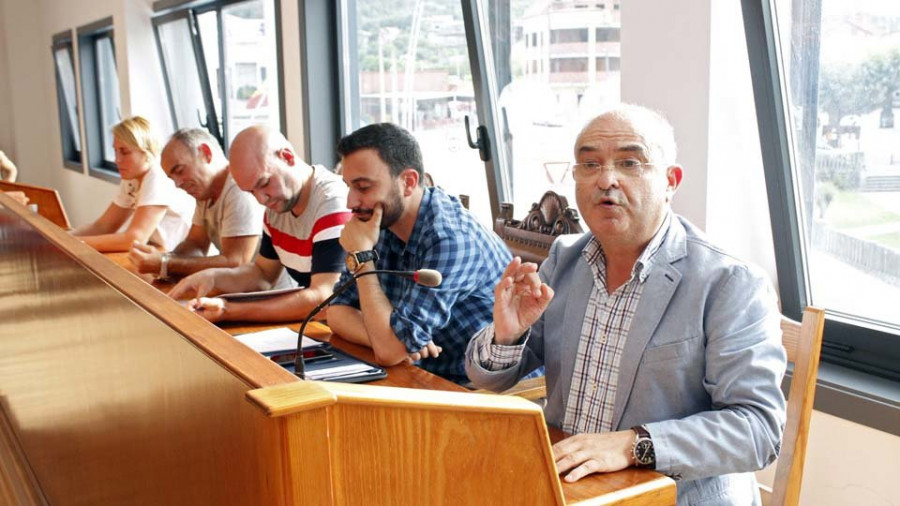 El Pleno de Catoira disuelve la Xunta de Goberno con los votos de PSOE y PP