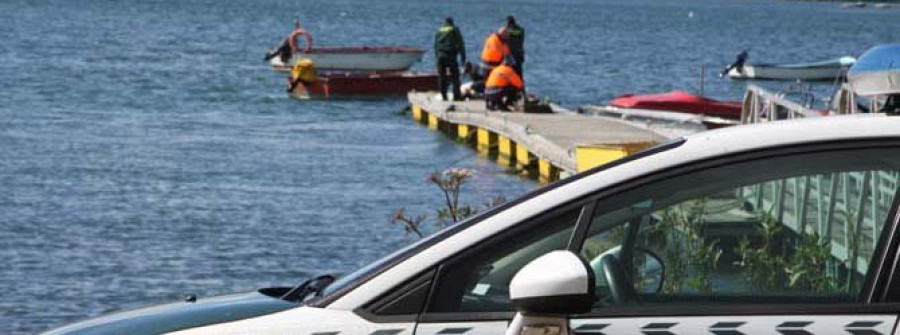 Un vecino muere en aguas de O Facho cuando volvía a pie de pescar en el islote de Beirón