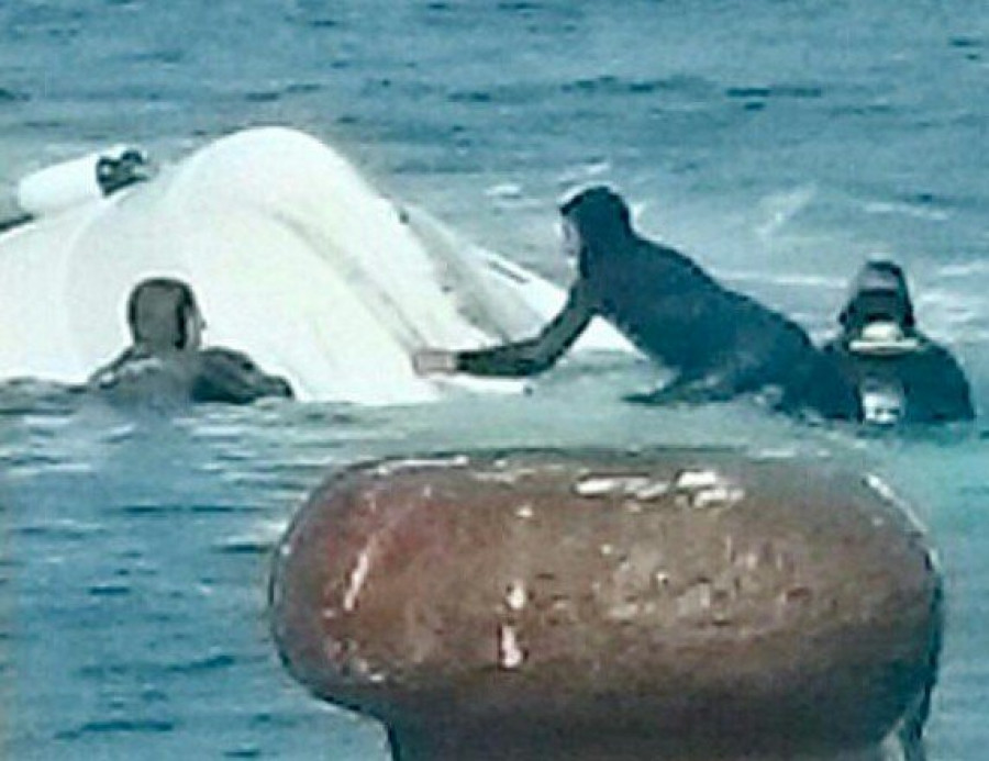 RIVEIRA - Una planeadora acaba volcada tras recibir un golpe de mar al arrimarse a la rompiente en O Carreiro