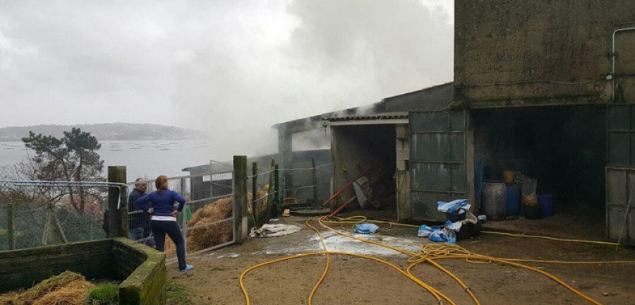 A POBRA - Un incendio afecta a unos galpones en el lugar de O Freixo