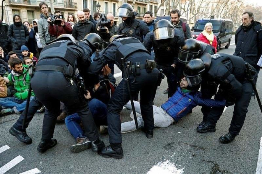 Huelga General Cataluña: Tensión y primeras cargas en Barcelona