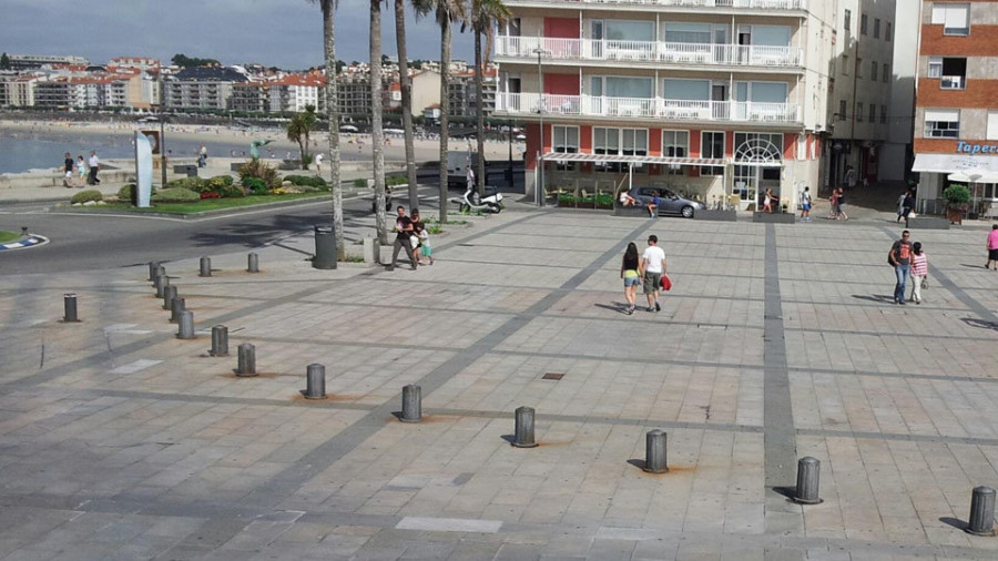 Un vilanovés la emprende a bofetadas e insultos con dos mujeres en Sanxenxo