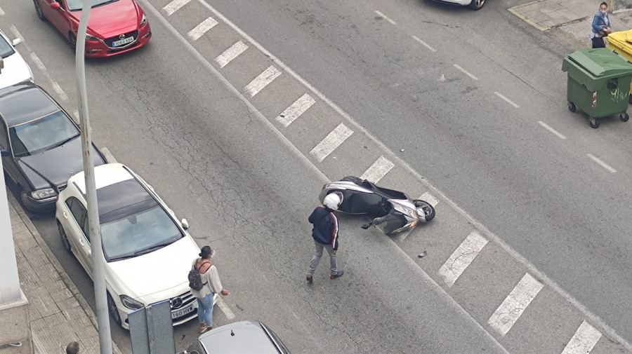 Un motorista resulta herido leve tras colisionar contra un coche en Vilagarcía