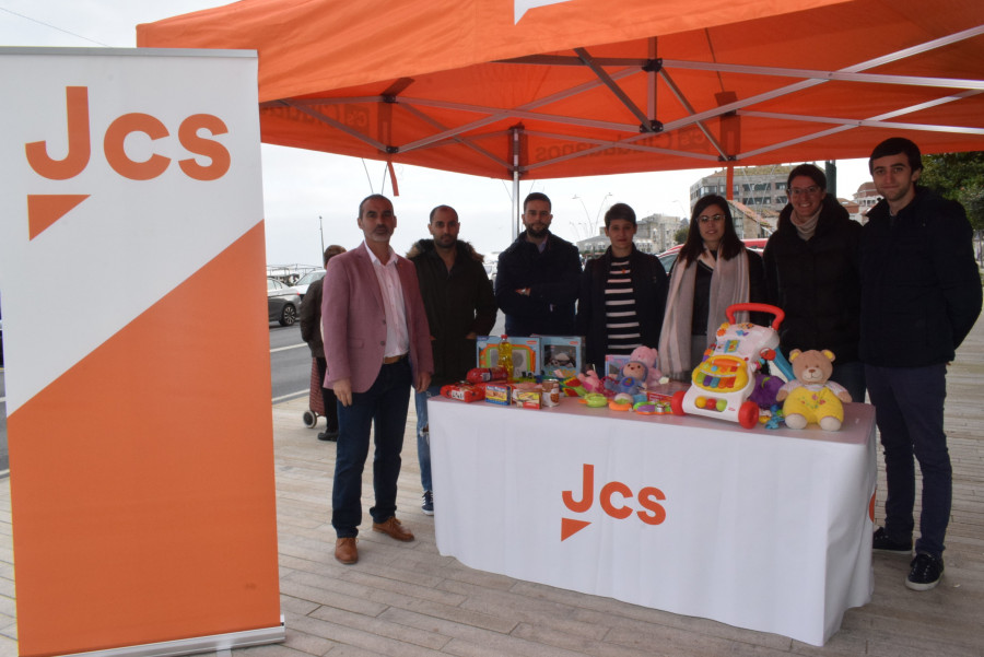 Jóvenes Ciudadanos Galicia inicia en Ribeira su campaña de recogida solidaria de alimentos y juguetes