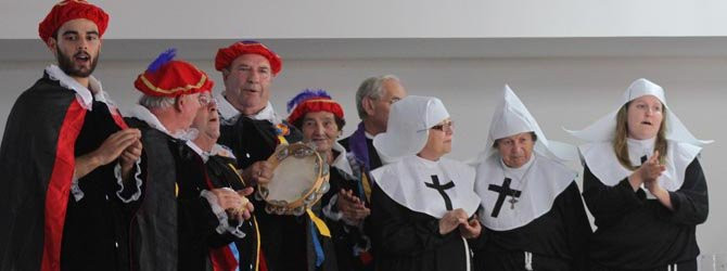 Los mayores de Catoira convierten el Multiusos en un divertido convento