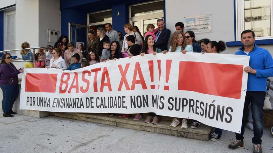 Padres del Fernández Varela y Santa Baia, contra la supresión de profesores