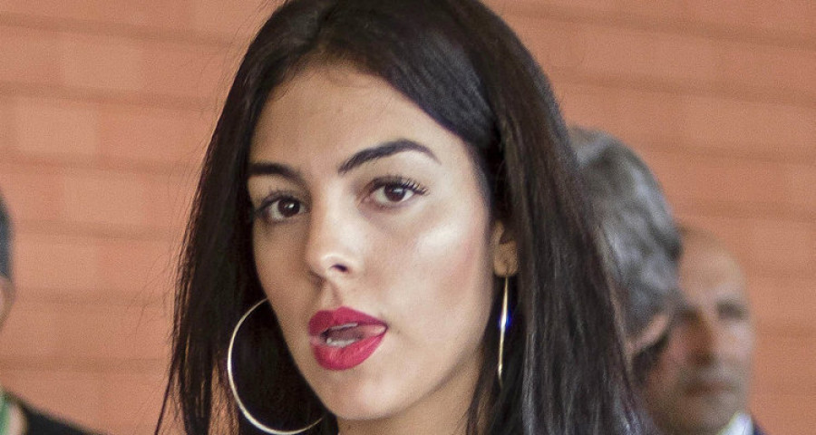 Georgina Rodríguez vuelve a lucir barriga de embarazada en Ibiza