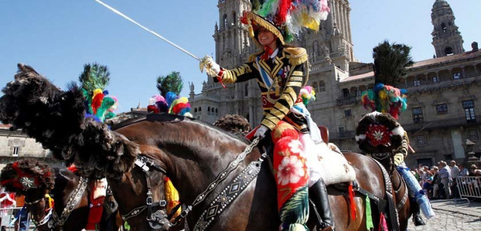 Los entroidos gallegos desfilan por las calles de Santiago