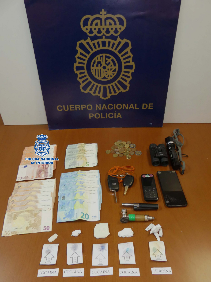 Detenido en Ribeira un hombre de 44 años por tráfico de drogas tras incautarle varias dosis de heroína y cocaína