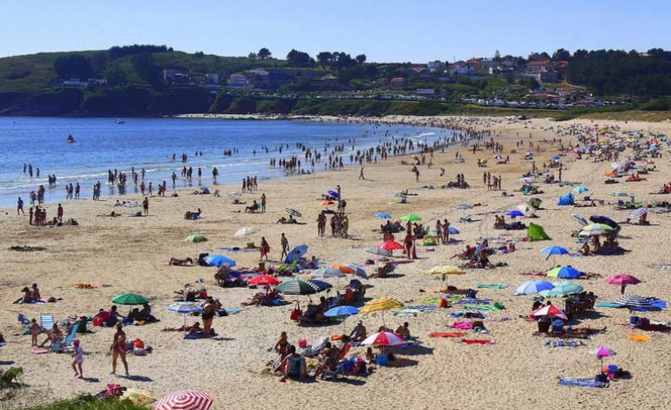 Subastan dos viviendas situadas cerca de la Playa de Montalvo y en la parroquia de Vilalonga