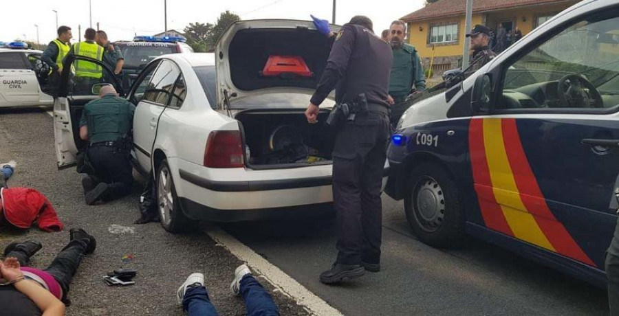 Vinculan a una menor de Vilagarcía en un violento atraco a una joyería de Ordes