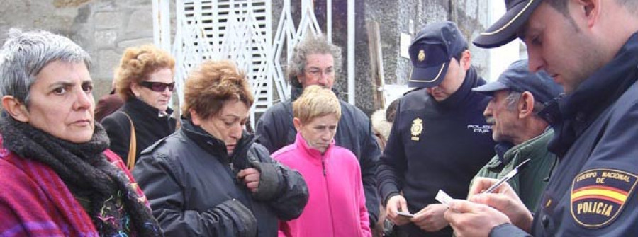 La Policía retiene a operarias de Cuca para garantizar la entrada de camiones a la nave