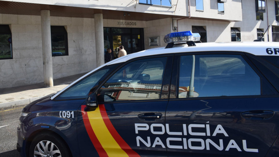 Dos detenidos por un atraco frustrado por un empleado
en un restaurante de Ribeira