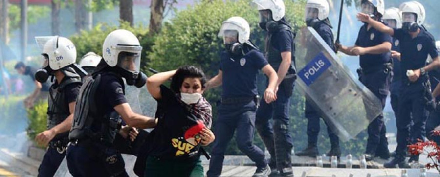 Un joven que levantaba una barricada es la primera víctima  mortal de las revueltas en Turquía