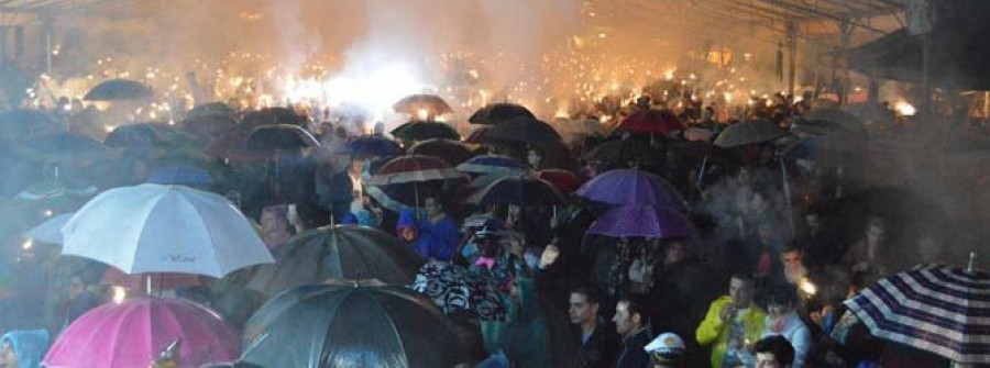 RIANXO-La ceremonia de bengalas roza la tragedia con decenas de intoxicados por humo y quemados