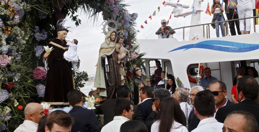 Reportaje | La Virgen del Carmen surca el mar de Cambados seguida de cientos de devotos
