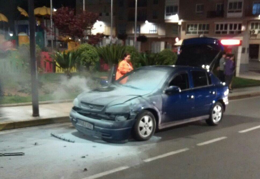 RIVEIRA - Un accidente con tres coches implicados acaba con uno de ellos incendiado