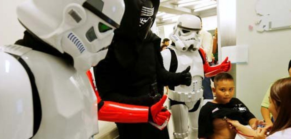 Los soldados de Star Wars, solidarios en los hospitales