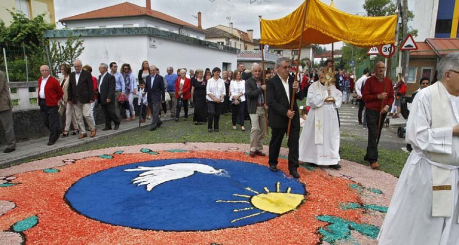 Reportaje | A Xunqueira cierra sus fiestas 
con las comuniones y las alfombras florales