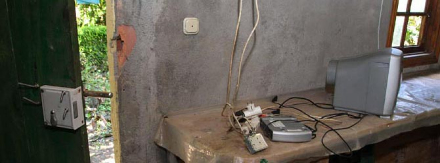 PORTAS-Un ladrón que entró por una ventana roba aparatos eléctricos en una casa de Lantaño