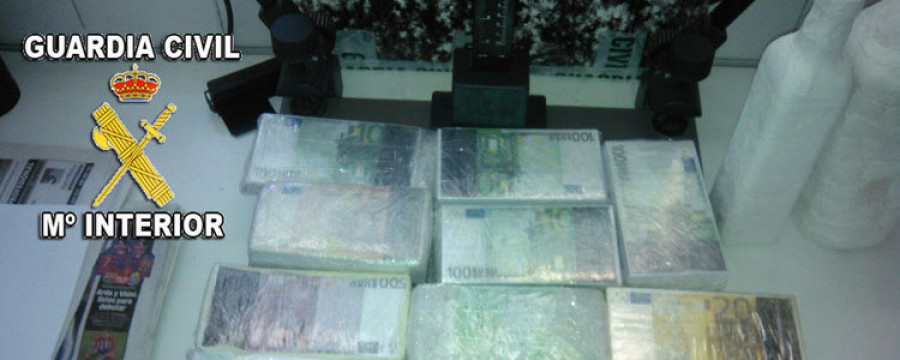 Detenido “in fraganti” un timador con 195.000 euros en billetes falsos en Sanxenxo