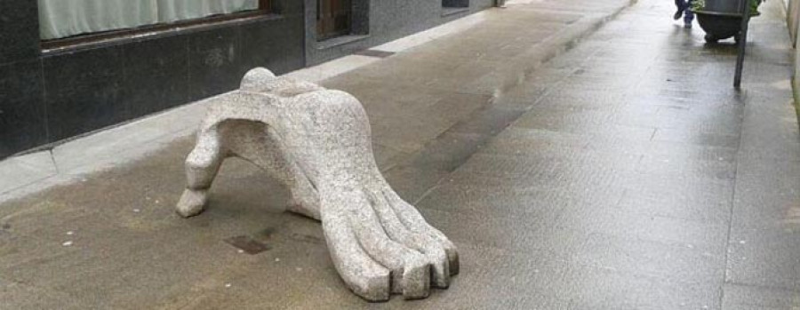O GROVE - Critican el cambio de ubicación de una estatua que dificulta el paso en Platería