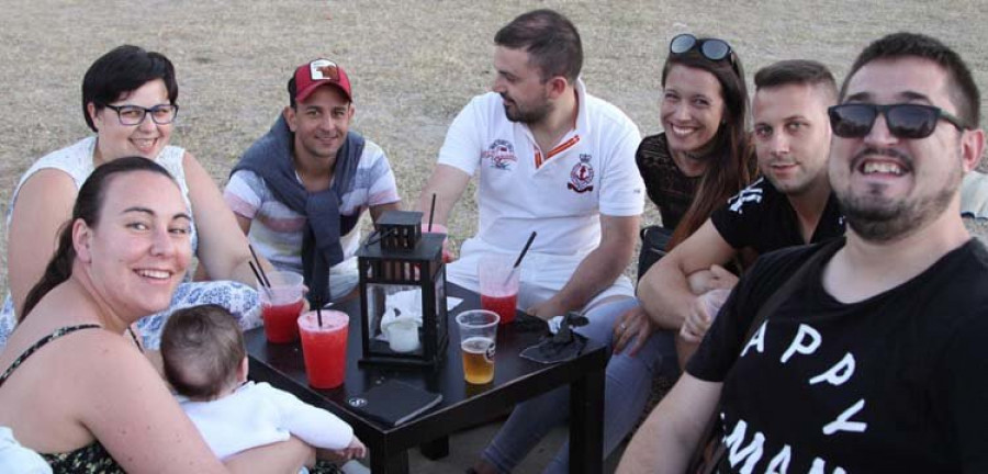 Altas temperaturas y gran ambiente en la inauguración de una nueva edición de “Ás 9 na praia”