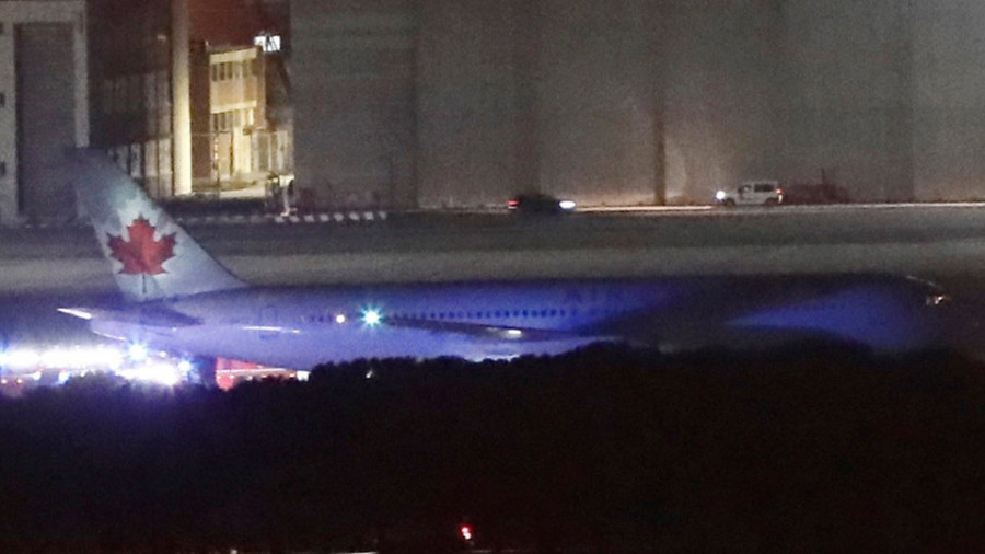 El aterrizaje de emergencia de un avión canadiense mantuvo en vilo al aeropuerto de Barajas