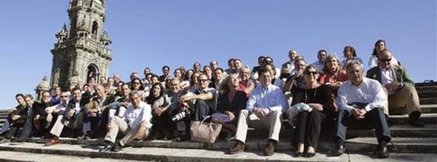 Los directores de los Institutos Cervantes visitan las cubiertas de la Catedral de Santiago