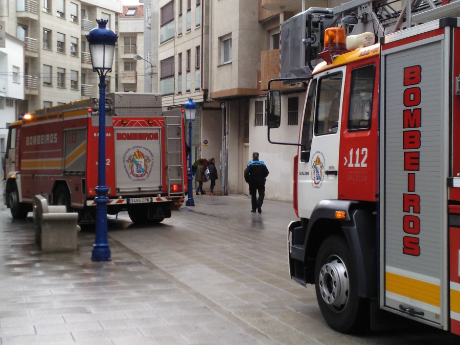 Arden dos coches en un incendio en un garaje de un edificio de la Rúa Principal de Boiro