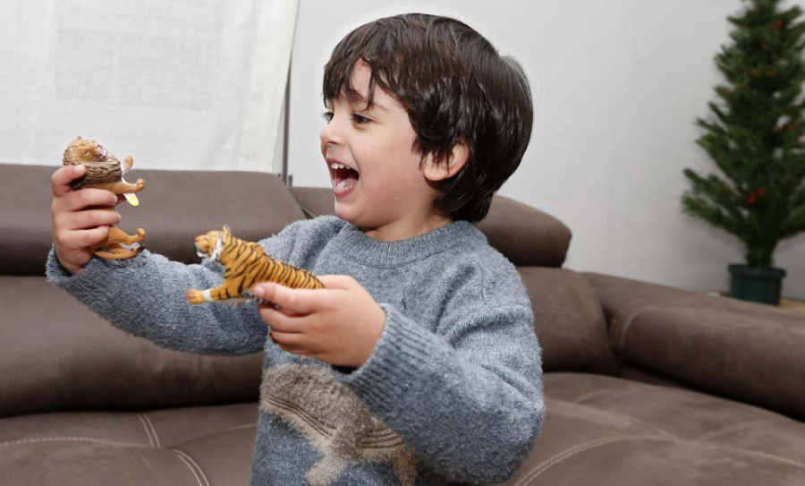 Ni el coronavirus ni el frío congelaron las sonrisas bajo el árbol