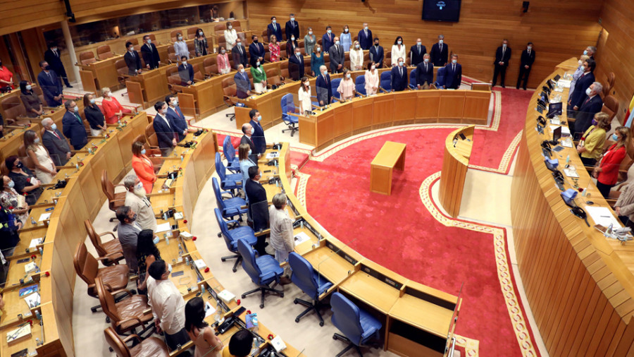 Las mascarillas y una tribuna vacía marcan la constitución más atípica del Parlamento