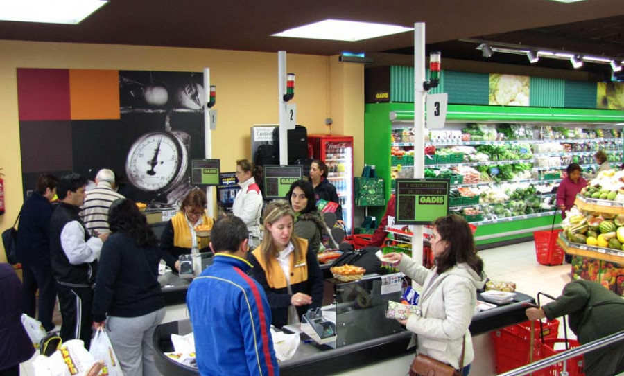 O Grove y Sanxenxo ayudan a hacer la compra a vecinos con alto riesgo