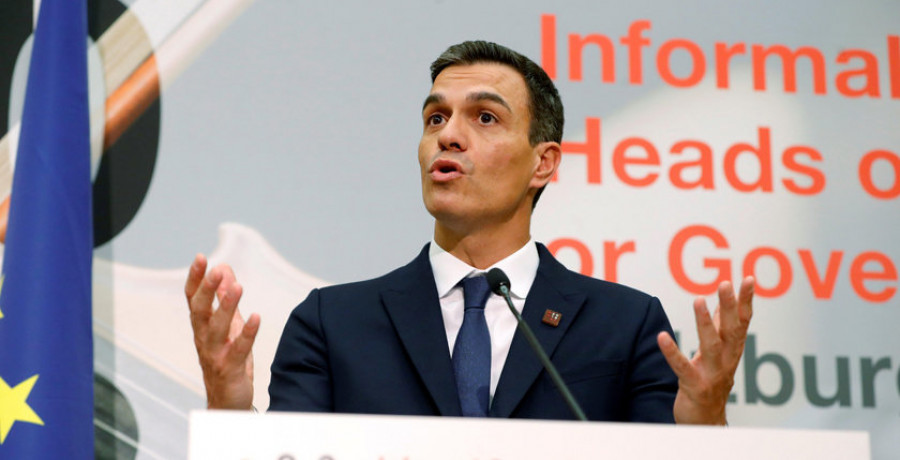 Sánchez admite un “fallo en una reseña” y acusa a la oposición de “hacer ruido”