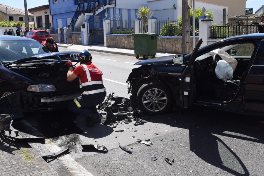 RIBEIRA - Aparatoso accidente con cuantiosos daños materiales entre dos coches en la Rúa Sálvora, en Aguiño