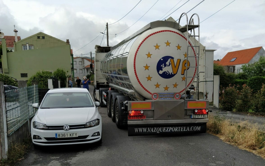 Un camión quedó atrapado en la Corredoira da Seca, en A Pobra, al seguir las indicaciones del GPS