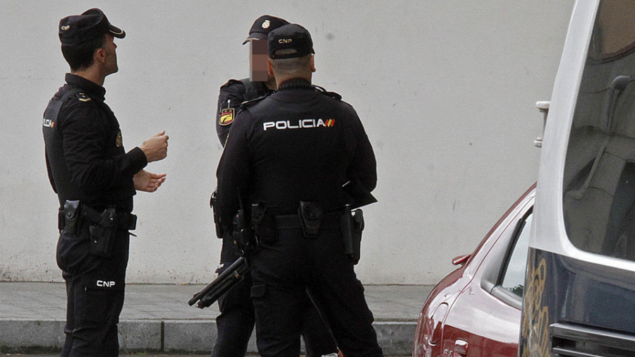 Detienen a un hombre por exhibicionismo en un spá y le clava un tenedor a un policía en Vilagarcía