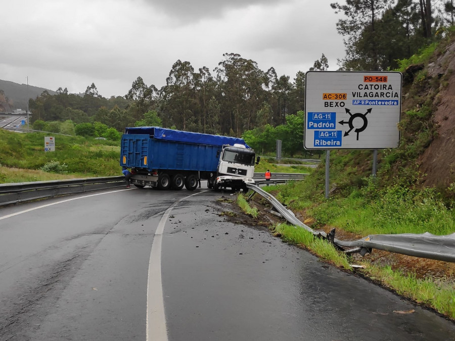 Herido un octogenario en un alcance en la salida de Catoira de la AG-11, donde había un atasco por un trailer atravesado