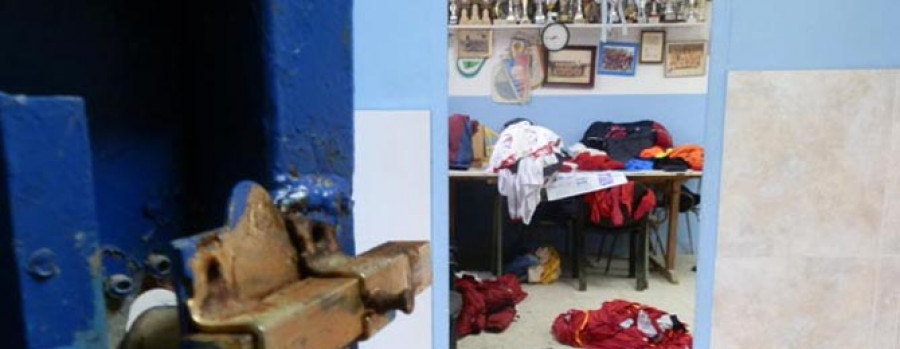 RIVEIRA - Roban lavadoras y secadoras del campo de fútbol de Carreira y productos de la cantina