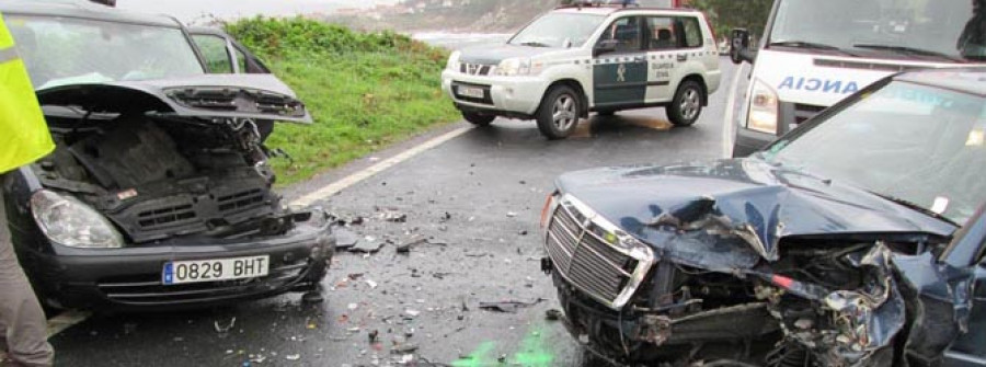 RIVEIRA-Un septuagenario resulta herido en un brutal choque frontal entre dos coches en el lugar de A Arnela
