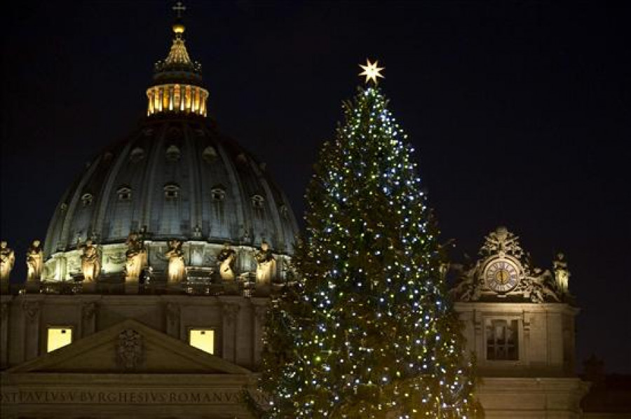 Encendido el abeto de 25 metros que adornará el Vaticano esta Navidad
