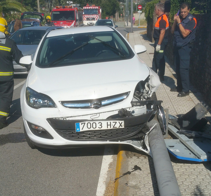 BOIRO - Una conductora resulta herida en una salida de vía en Barraña tras sufrir las picaduras de dos avispas