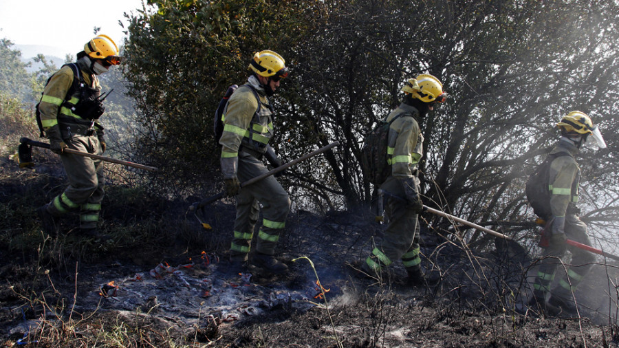 Un incendio en Catoira obliga a cortar un carril y el humo llega a Vilagarcía